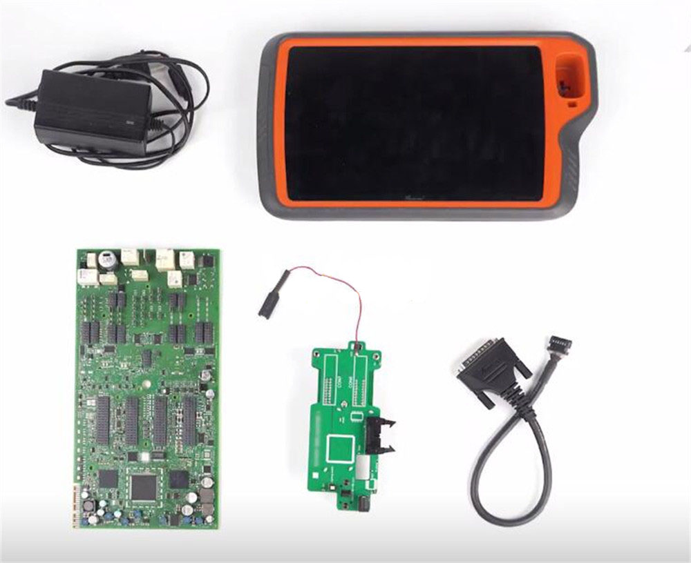Xhorse Key Tool Plus и адаптер BDC2, подключенные к модулю BMW